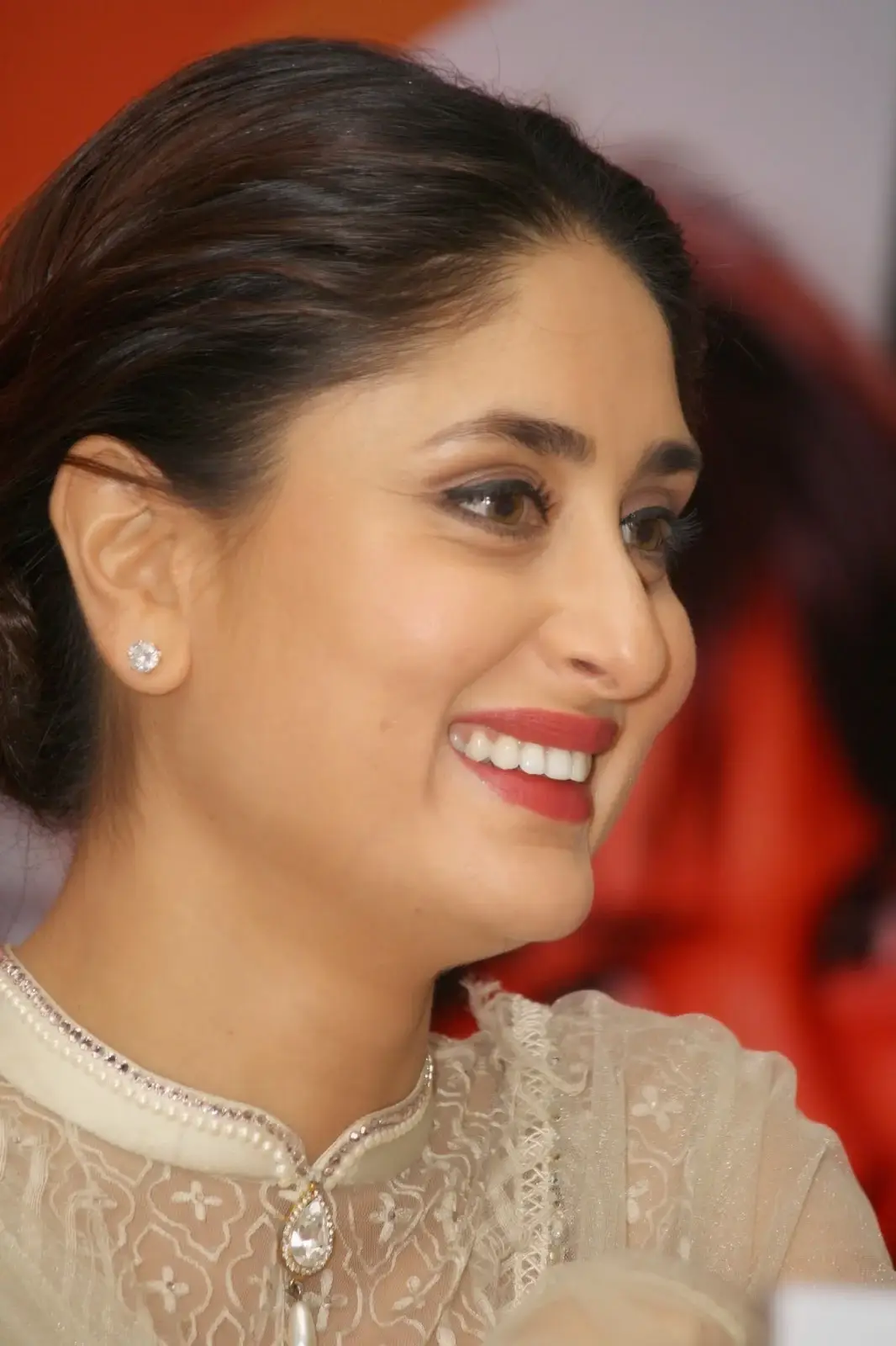 INDIAN MODEL KAREENA KAPOOR FACE CLOSEUP PHOTOS 2